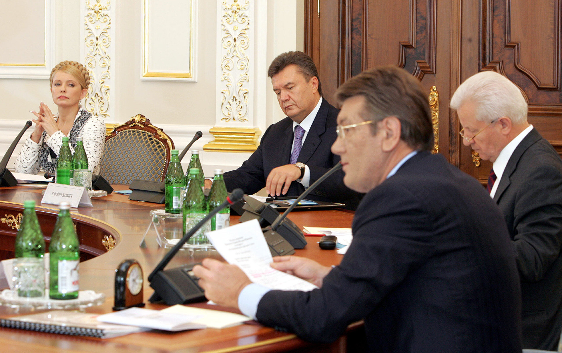 Янукович тимошенко и ющенко играют в карты на можно ли заработать на игре покер онлайн